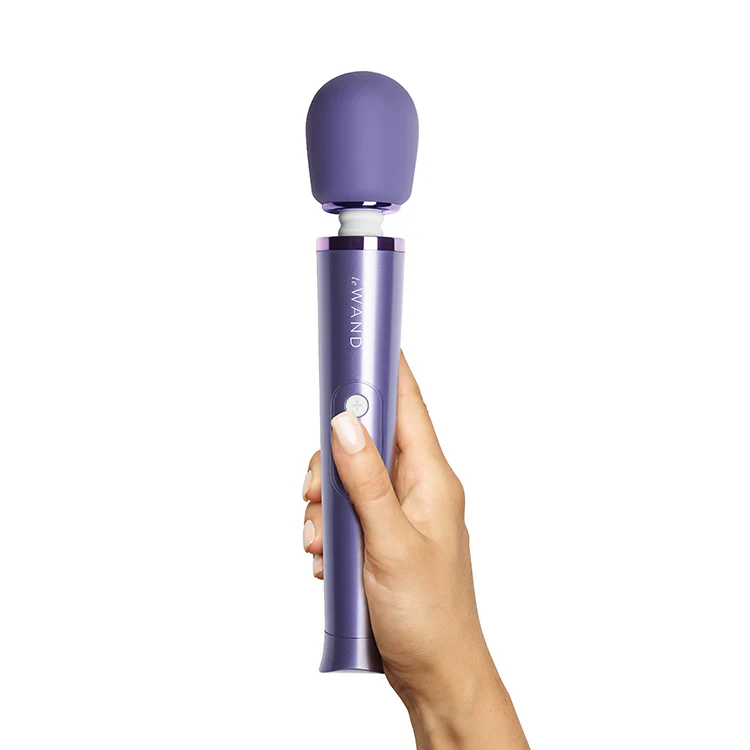 3433-le-wand-petite-rechargeable-massager-3.webp Le Wand Petite Rechargeable Massager